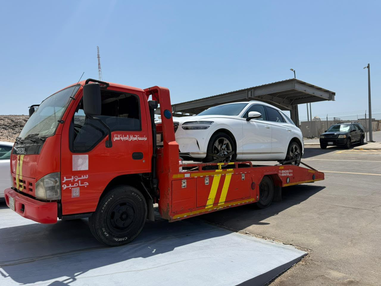 سطحة الاحساء تنقل سيارة جينيسيس بيضاء